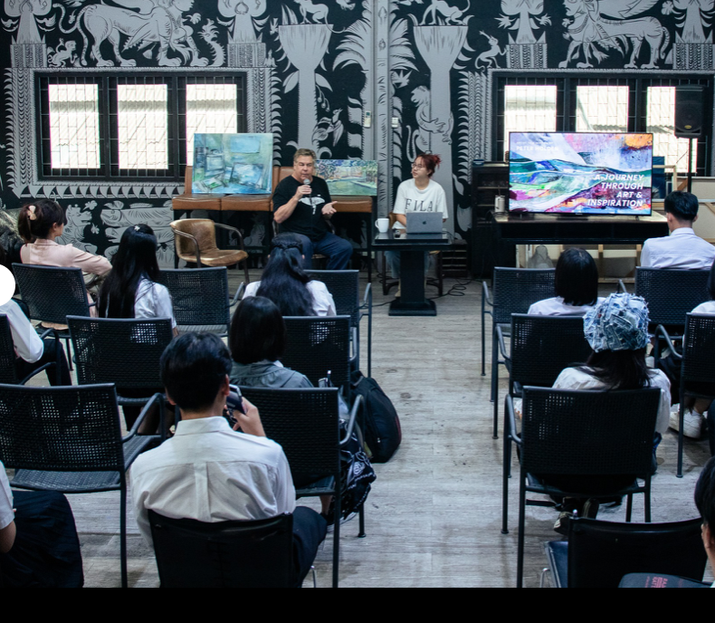 Mat Dot residency speaking with Thai students